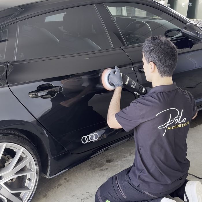 Polishing the rear door by machine